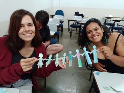 Quem diria que brincar de bonecos de papel poderia ser tão educativo? 